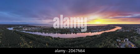 Aerail panorama della città costiera con il bellissimo tramonto sfondo Foto Stock