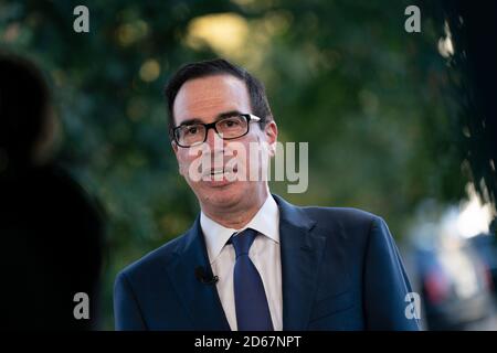 Mnuchin parla durante un'intervista televisiva alla Casa Bianca di Washington, DC, mercoledì 14 ottobre 2020.Credit: Chris Kleponis/Pool via CNP /MediaPunch Foto Stock