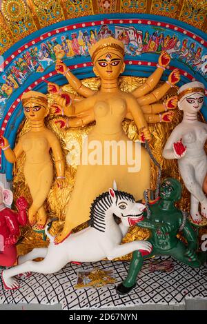 La dea Durga idol decorata al pandal puja a Kolkata, Bengala Occidentale, India. Durga Puja è il più grande festival religioso dell'Induismo ed è ora celebrato Foto Stock