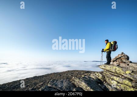 Alla cima di Sokosti cadde nel Parco Nazionale dell'UKK, Lapponia, Finlandia Foto Stock