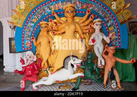 La dea Durga idol decorata al pandal puja a Kolkata, Bengala Occidentale, India. Durga Puja è il più grande festival religioso dell'Induismo ed è ora celebrato Foto Stock