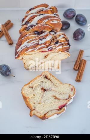 dolce babka brioche fatta in casa con cannella e prugne Foto Stock