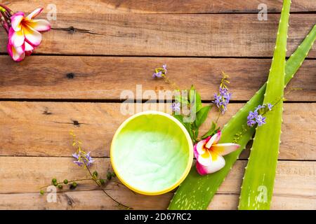 trattamento della crema in bagno cura dell'aroma per la salute di testa e capelli da aloe vera erbe locale di disposizione asia piatto posare stile su sfondo in legno Foto Stock