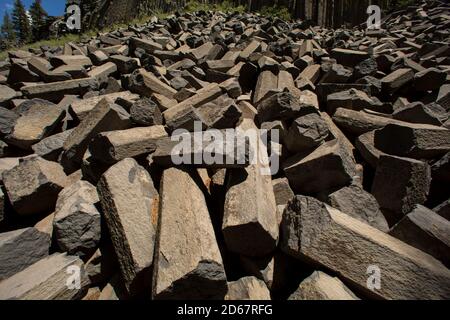 Mammoth Mountain, California, Stati Uniti. 12 giugno 2014. Devils Postple National Monument è un monumento nazionale situato vicino a Mammoth Mountain, nella California orientale. Fondato nel 1911 dalla proclamazione presidenziale, il Devils Postpile National Monument protegge e conserva la formazione del Devil's Postpile, le Rainbow Falls alte 101 metri e gli incontaminati paesaggi montani. La formazione è una vista rara nel mondo geologico e si classifica come uno dei migliori esempi al mondo di basalto colonnare. Le sue colonne tower fino a 60 piedi e mostra una simmetria impressionante. Credit: Ruaridh Stewart/ZUMA Wire/Alamy Live News Foto Stock