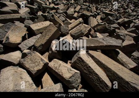 Mammoth Mountain, California, Stati Uniti. 12 giugno 2014. Devils Postple National Monument è un monumento nazionale situato vicino a Mammoth Mountain, nella California orientale. Fondato nel 1911 dalla proclamazione presidenziale, il Devils Postpile National Monument protegge e conserva la formazione del Devil's Postpile, le Rainbow Falls alte 101 metri e gli incontaminati paesaggi montani. La formazione è una vista rara nel mondo geologico e si classifica come uno dei migliori esempi al mondo di basalto colonnare. Le sue colonne tower fino a 60 piedi e mostra una simmetria impressionante. Credit: Ruaridh Stewart/ZUMA Wire/Alamy Live News Foto Stock