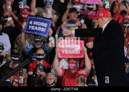 Des Moines, Iowa, Stati Uniti. 14 ottobre 2020. Il presidente DEGLI STATI UNITI DONALD TRUMP indica come titolari repubblicani di uffici nella folla durante una campagna di arresto a Des Moines, Iowa, il 14 ottobre 2020. Il rally è la terza delle 4 apparizioni programmate di Trump dalla pubblicazione del presidente dal Walter Reed Hospital, dove era stato per la COVID-19. Il rally di oggi si svolge 13 giorni dopo che Trump ha annunciato di aver testato il virus positivo il 1° ottobre 2020. Credit: ZUMA Press, Inc./Alamy Live News Foto Stock