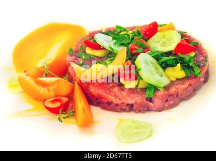 Tartare di tonno servito con verdure e frutta (fuoco selettivo) Foto Stock