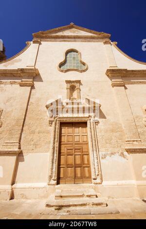 Chiesa di San Salvatore nel centro storico fortezza di Monopoli, Puglia, Italia Foto Stock