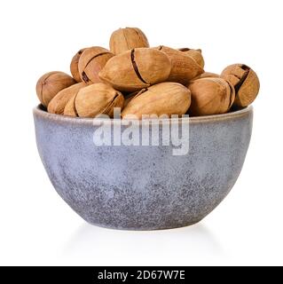 pecan in ciotola con percorso di ritaglio su un bianco isolato sfondo Foto Stock