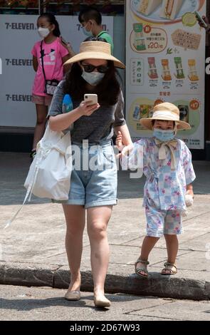 Hong Kong, Hong Kong, Cina. 30 agosto 2020. Gli acquirenti indossano maschere sul mercato. Credit: Jayne Russell/ZUMA Wire/Alamy Live News Foto Stock