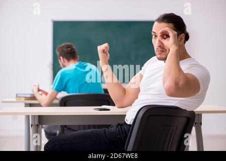 Alunni maschi nel concetto di bullismo in classe Foto Stock