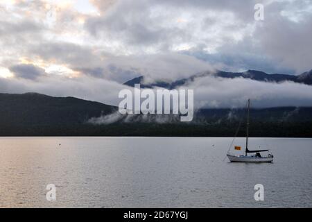 Barca a Vela Lago Te Anau all'alba, Isola del Sud, Nuova Zelanda Foto Stock