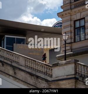 VIENNA, AUSTRIA - 15 LUGLIO 2019: Vista del museo Albertina in Albertinaplatz con cartello Foto Stock