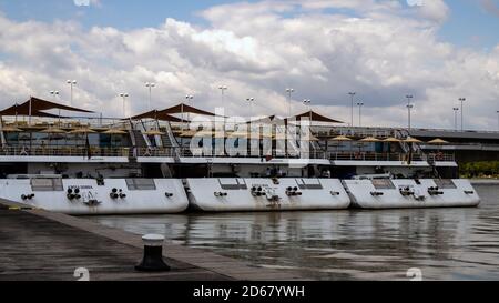 VIENNA, AUSTRIA - 15 LUGLIO 2019: Navi da crociera sul fiume A'Rosa ormeggiate al Porto fluviale - le navi sono A'Rosa Dona, A'Rosa Riva e A'Rosa Bella Foto Stock