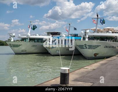 VIENNA, AUSTRIA - 15 LUGLIO 2019: Navi da crociera Scylla ormeggiate sul Danubio nel porto fluviale Foto Stock