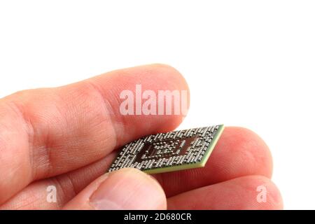 chip del computer nella mano umana isolato sul bianco sfondo Foto Stock