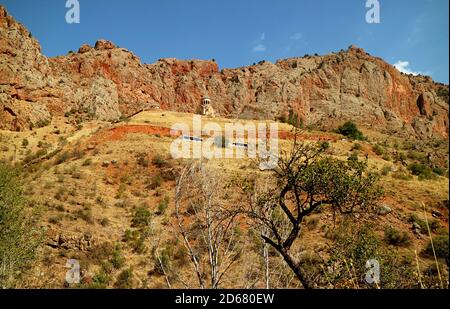 La strada di montagna curva-tornio al complesso del monastero di Noravank, Valle di Amaghu, Vayots Dzor Provincia di Armenia Foto Stock