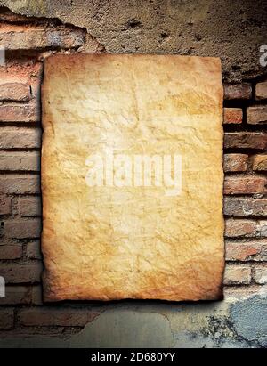 Vecchia carta grunge su sfondo vecchio muro di mattoni Foto Stock
