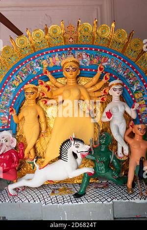 La dea Durga idol decorata al pandal puja a Kolkata, Bengala Occidentale, India. Durga Puja è il più grande festival religioso dell'Induismo ed è ora celebrato Foto Stock