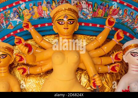 La dea Durga idol decorata al pandal puja a Kolkata, Bengala Occidentale, India. Durga Puja è il più grande festival religioso dell'Induismo ed è ora celebrato Foto Stock