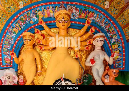 La dea Durga idol decorata al pandal puja a Kolkata, Bengala Occidentale, India. Durga Puja è il più grande festival religioso dell'Induismo ed è ora celebrato Foto Stock