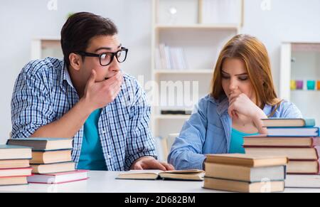 La coppia di studenti per esami universitari Foto Stock