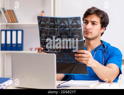 Il maschio di medico radiologo con raggi x può immagine Foto Stock