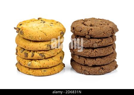 Pile di biscotti al cioccolato diversi isolati su sfondo bianco con tracciato di ritaglio Foto Stock