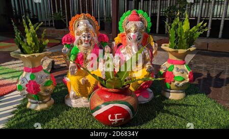 Kalash con noce di cocco e foglie di mango, essenziale in indù Durga puja, vista frontale, primo piano Foto Stock