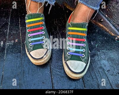 Paio di sneaker con scarpe colorate. Foto Stock