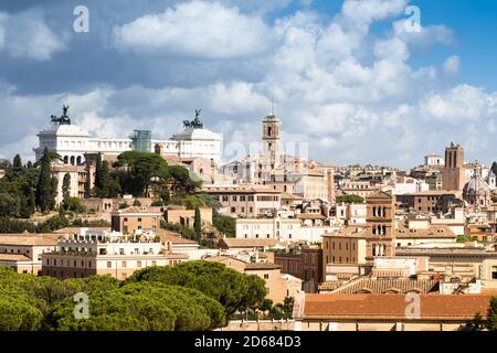 Vista dell'altare del monumento della Patria dal Giardino degli Aranci sulla collina Aventina - Roma, Italia Foto Stock