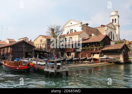 Dorsoduro, Venezia, Italia 3 settembre 2008: Officina di gondola Squero di San Trovaso vicino al lungomare di Zattere. Le gondole vanno qui per la riparazione Foto Stock