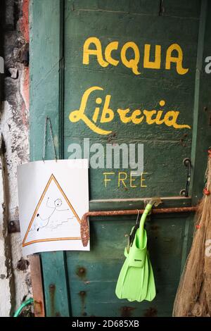 Venezia, Italia 5 settembre 2008: La porta dell'alta acqua Libreria a Venezia. Si tratta di una libreria unica su un canale a Venezia Foto Stock