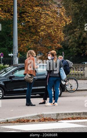 Strasburgo, Francia - 10 ottobre 2020: Strasburgo vista città con Jeanne Barseghian attuale sindaco della città indossare una maschera durante COVID 19 parlare con un pedone Foto Stock