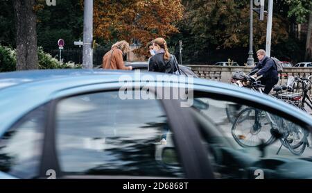 Strasburgo, Francia - 10 ottobre 2020: Vista in auto di Jeanne Barseghian attuale sindaco della città indossare una maschera durante COVID 19 parlare con un pedone Foto Stock