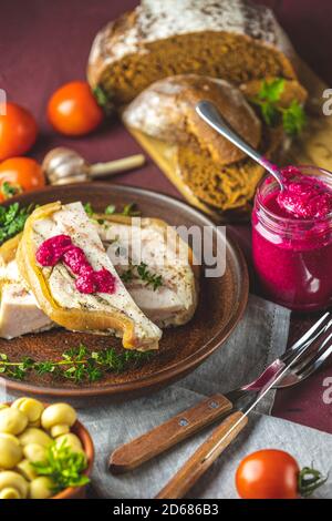 Gustoso lievito di lardo di maiale con salsa al pepe nero e altre erbe e spezie in piatto di ceramica. Tradizionale Natale ucraino, ungherese, polacco Foto Stock