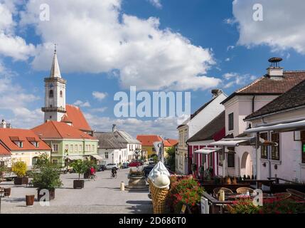 Ruggine sul Lago Neusiedl, il paesaggio intorno al Lago Neusiedl è elencato come Patrimonio Mondiale dell'UNESCO. Piazza principale con la chiesa cattolica. Europa, Europa centrale Foto Stock