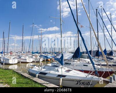 Ruggine sul Lago Neusiedl, il paesaggio intorno al Lago Neusiedl è elencato come Patrimonio Mondiale dell'UNESCO. Barche nel porto turistico. Europa, Europa centrale, Austria, Foto Stock