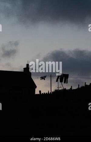 silhouette di piccola casa rurale e lavaggio in linea con Spazio di copia - Regno Unito Foto Stock