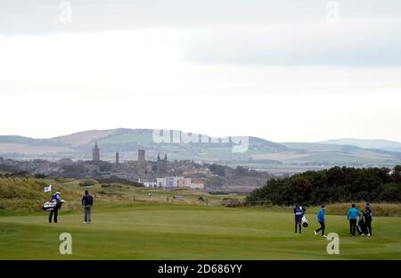 Vista generale mentre i giocatori si fanno strada intorno al campo durante il primo giorno del Campionato Scozzese al Fairmont St Andrews. Foto Stock