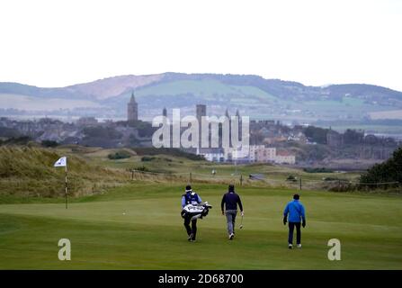 Vista generale mentre i giocatori si fanno strada intorno al campo durante il primo giorno del Campionato Scozzese al Fairmont St Andrews. Foto Stock