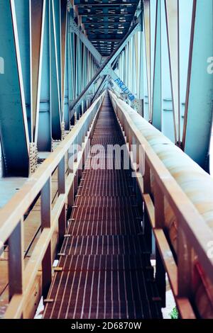 Prospettiva della pedana per tecnici ed elementi strutturali in acciaio della ferrovia ponte a varsavia Foto Stock