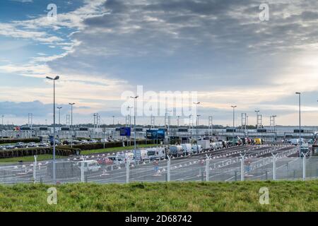 Coquelles, Francia - 12 ottobre 2020 : stazione Eurotunnel a Coquelles, Francia . Le automobili e gli altri veicoli sono trasportati con il treno Eurotunnel. Foto Stock