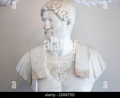 Busto dell'imperatore romano Adriano realizzato in marmo bianco da artista sconosciuto Foto Stock