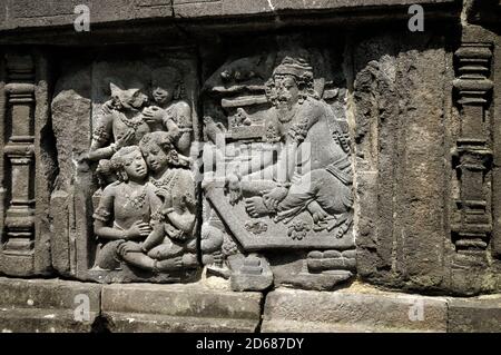 Bassorilievo al tempio Prambanan sull'isola di Java, Indonesia Foto Stock