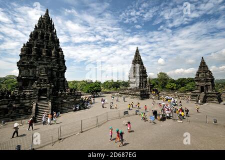 I visitatori del tempio indù Prambanan vicino a Yogyakarta, Indonesia Foto Stock