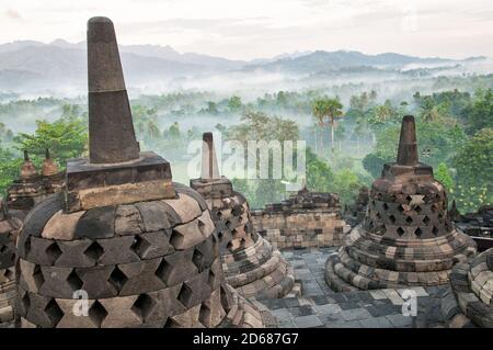 Nebbia mattutina al tempio di Borobudur sull'isola di Java, Indonesia Foto Stock