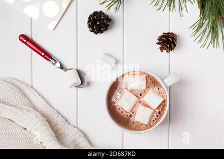 Cacao caldo con marshmallows su tavola bianca Foto Stock