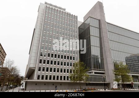 Washington, Stati Uniti. 17 Apr 2020. Foto scattata il 17 aprile 2020 mostra la sede della Banca Mondiale a Washington, DC, Stati Uniti. Credit: Ting Shen/Xinhua/Alamy Live News Foto Stock