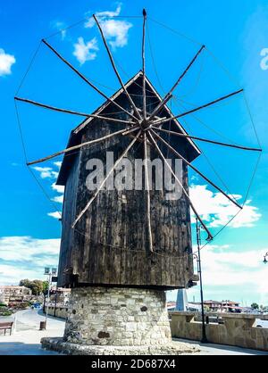 Antico mulino a vento nell'antica città di Nesebar in Bulgaria Foto Stock